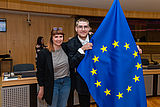 Foto: Junge Menschen neben EU-Flagge beim offiziellen Termin zur ALMA Initiative am 12. Mai © Europäische Union, 2022, Fotograf: Aurore Martignoni, Quelle: EU-Kommission - Audiovisueller Dienst