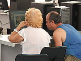 Frau und Mann schauen auf einen Computer © Foto: Sylvia Krell