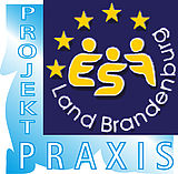 Grafik zeigt das ESF-Brandenburg-Logo in dunkelblau, bestehend aus den gelben Buchstaben ESF, die durch oben angefügte Kreise wie Figuren anmuten, abrundend darüber fünf gelbe Sterne. Links und unten bildet das zusammengesetzte Wort Projekt-Praxis einen hellblauen Rahmen