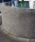 Gedenkbrunnen im Leipziger Nikolaikirchhof. Das Wasser, welches über den Rand der Brunnenschale läuft, symbolisiert den Freiheitsdrang der Menschen auf Selbstbestimmung. © Foto: Sylvia Krell (ILB)