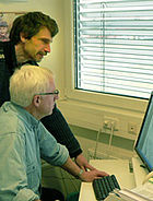 Älterer und jüngerer Kollege im Gespräch am Computer © Foto: Sylvia Krell