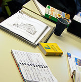 Foto: Schreibtisch mit Übersetzungsbuch © Foto: BRANDaktuell-Archiv