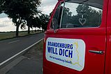 Der rote Bulli der 'Brandenburg will Dich!'-Kampagne geht auch diesen Sommer auf Tour © Foto: Preuss und Preuss