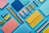 Variation an Büromaterialien in bunten Farben (Quelle: AdobeStock: LIGHTFIELD STUDIOS)