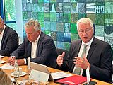 Der Lausitz-Beauftragte der Landesregierung Dr.-Ing. Klaus Freytag (links) und der ILB-Vorstandsvorsitzende Tillmann Stenger (rechts) sitzen an einem Tisch. Darauf stehen Unterlagen, Getränke, Snacks etc.