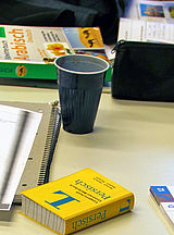 Wörterbücher für arabisch und persisch und ein Kaffeebecher © Foto: Sylvia Krell