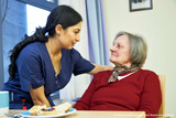Altenpflegerin im Gespräch mit einer älteren Frau © Foto: WFBB