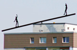 Kunstprojekt: Zwei menschliche Figuren suchen auf einer Wippe das Gleichgewicht © Foto: Sylvia Krell (ILB)