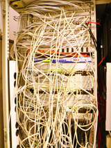 Kabelsalat in einem Servercontainer © Foto: Silvia Krell