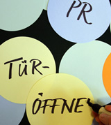 Fotografie eines Flipchart mit dem Wort "Türöffner" © Grafik:f-bb