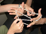 Viele Hände knüpfen ein Netz © Foto: Sylvia Krell (LASA)