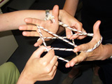 Hände knüpfen ein Netz © Foto: Sylvia Krell (LASA)