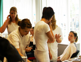 Kosmetikerinnen auf der Ausbildungsmesse © Foto: Elke Mocker (LASA)