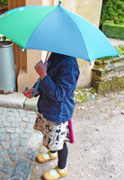 Kleines Mädchen unterm Regenschirm © Foto: Sylvia Krell