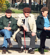 Drei betagte Männer ruhen sich auf einer Parkbank aus © Foto: Sylvia Krell (ILB)
