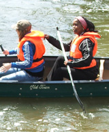 Zwei Mädchen paddeln in einem Boot © Foto: Sylvia Krell