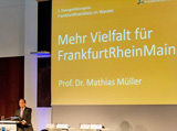 Gastredner Prof. Dr. Müller und das Thema seines Vortrages "Mehr Vielfalt für FrankfurtRheinMain" © Foto: Demografienetzwerk FrankfurtRheinMain