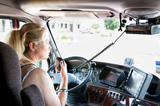 Foto: Fahrerin in einem LKW © Foto: Phattman (Fotolia)