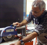 Älterer Arbeitnehmer an einer Schleifmaschine