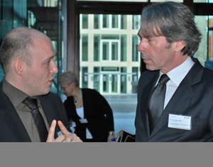 Professor Dr. Carsten Becker (rechts im Bild) hat die Servicestelle Arbeitswelt und Elternzeit (SAE) evaluiert