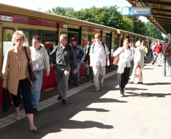 Menschen auf Berliner S-Bahnsteig