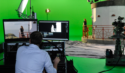 Die Schauspielerin spielt im Studio vor grünem Hintergrund. Meer und Küste werden während des Drehs direkt in die Kamera eingespielt.
