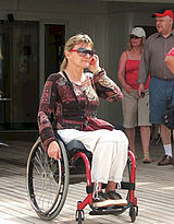 Rollstuhlfahrerin telefoniert mit dem Handy © Foto: BRANDaktuell-Archiv
