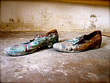 Ein Paar Schuhe bekleckst mit bunten Farbspritzern © Foto: oranienwerk