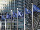 EU-Fahnen wehen vor der EU-Kommission in Brüssel im Wind. (Quelle: AdobeStock: finecki)