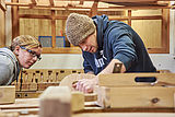 In der Holzwerkstatt eines Sozialbetriebes wird kräftig angepackt © Foto: WFBB-Fotopool