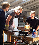 Glasmanufaktur in Dänemark mit einem deutschen Praktikanten bei der Herstellung einer Vase © Foto: Sylvia Krell