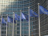 wehende Europafahnen vor dem Gebäude der EU-Kommission