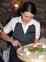 Foto: Mitarbeiterin in der Gastronomie bei der Arbeit  © Foto: BRANDaktuell-Archiv