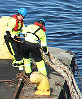 Hafenarbeiter lösen ein Tau vom Kai © Foto: Sylvia Krell