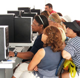 Ein Lerngruppe vor Computern © Foto: Sylvia Krell