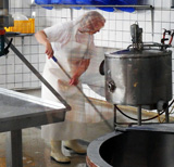 Arbeiterin in einer Molkerei beim Säubern der Abfüllanlage © Foto: Sylvia Krell