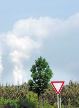 Vorfahrtsverkehrsschild vor dem Hintergrund der rauchenden Schornsteine des Braunkohlekraftwerkes Jänschwalde © Foto: Sylvia Krell