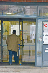 Arbeitssuchender am Eingang einer Arbeitsagentur © Foto: Uta Jacobs