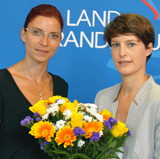 Frauenministerin Diana Golze gratuliert Monika von der Lippe zur Berufung als Brandenburger Gleichstellungsbeauftragte © Foto: MASGF