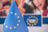 EU-Tischfahne im Hintergrund sind Menschen © Foto: Leo Seidel/ILB