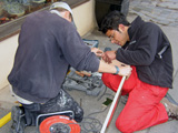 Zwei junge Elektriker legen neue Leitungen © Foto: Sylvia Krell