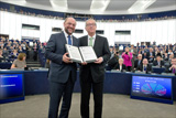 EP-Präsident Martin Schulz übergibt dem neuen Kommissionspräsidenten Jean-Claude Juncker die Bestätigung der Abstimmung im EP zugunsten der künftigen Kommission. © Europäische Union 2014