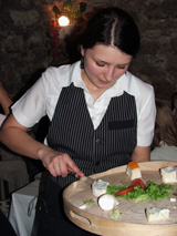 Eine Serviererin bietet den Gästen verschiedene Käsesorten an. © Sylvia Krell (LASA)