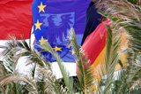 Brandenburger Fahne scheint durch die EU-Flagge © Foto: Uta Jacobs (LASA)