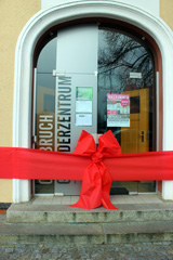 Der festlich geschmückte Eingang der ‚Alten Schule‘. Hier befindet sich das ‚Gründerzentrum Oderbruch‘ © Foto: young companies