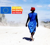 Eine dunkelhäutige Frau läuft barfüßig auf einer sehr staubigen und trockenen Straße - Titelfoto der Website der EU zum europäischen Jahr 2015 © EU