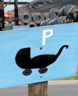 Hinweisschild zum Parken für Kinderwagen auf einem Unternehmensparkplatz © Foto: Sylvia Krell