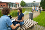 Studenten auf dem Campus des Hasso-Plattner-Institus in Potsdam © Foto:HPI/Dirk Laessig
