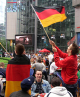 Jugendliche Fußballfans schwenken die Deutschland-Fahne © Foto: Sylvia Krell (LASA)