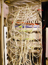 Kabelschrank  zur Vernetzung von Computern © Foto: Sylvia Krell /ILB